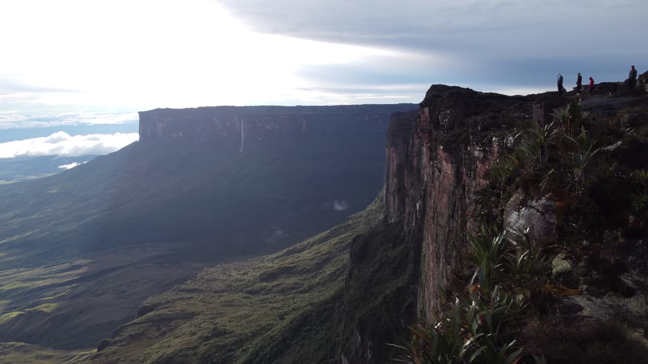 avión no tripulado volando sobre la cima de la montaña tepui roraima en venezuela con personas que lo visitan