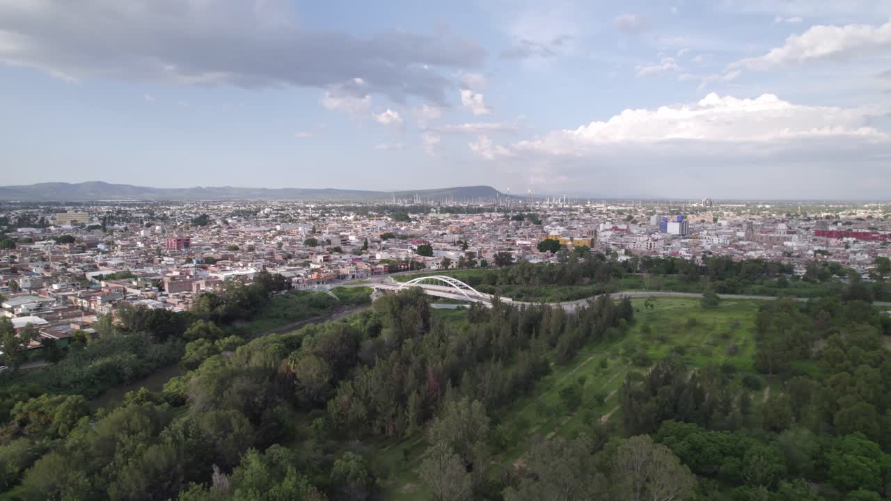 vista aérea de un río y acercamiento a la ciudad