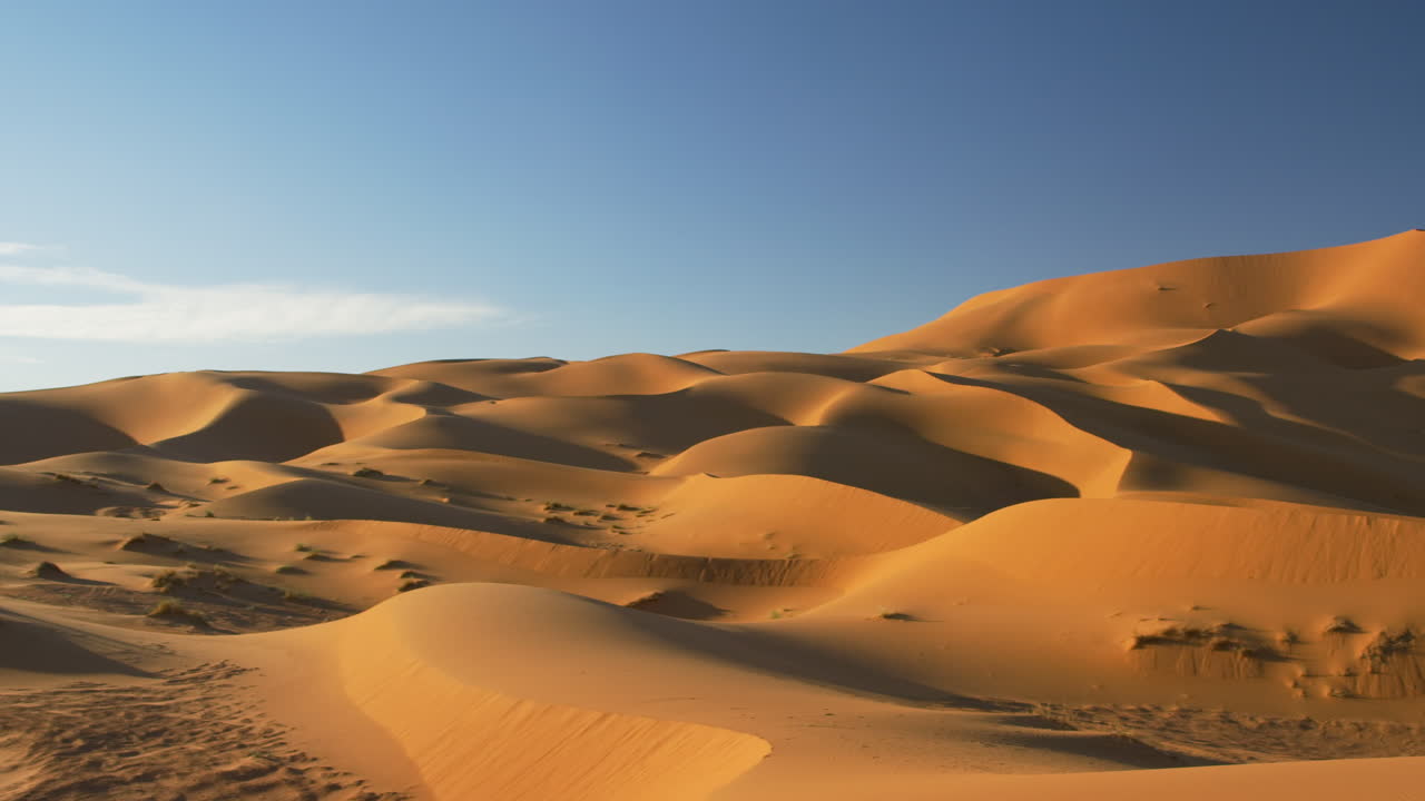 las altas dunas de arena del sahara en merzouga, marruecos