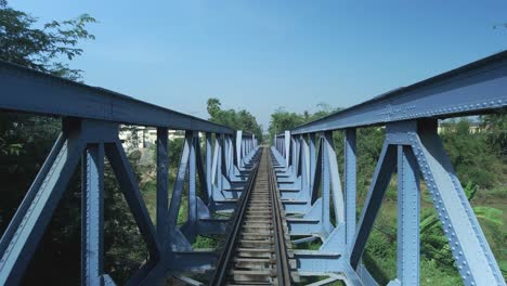 Eisenbahnbrücke,-Symmetrische-Struktur-Drohne-Langsam-Stetig-Durchfliegen
