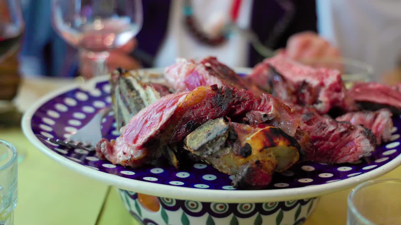 Cortando um bife à florentina em um prato, 4K 50 FPS CÂMERA LENTA.
