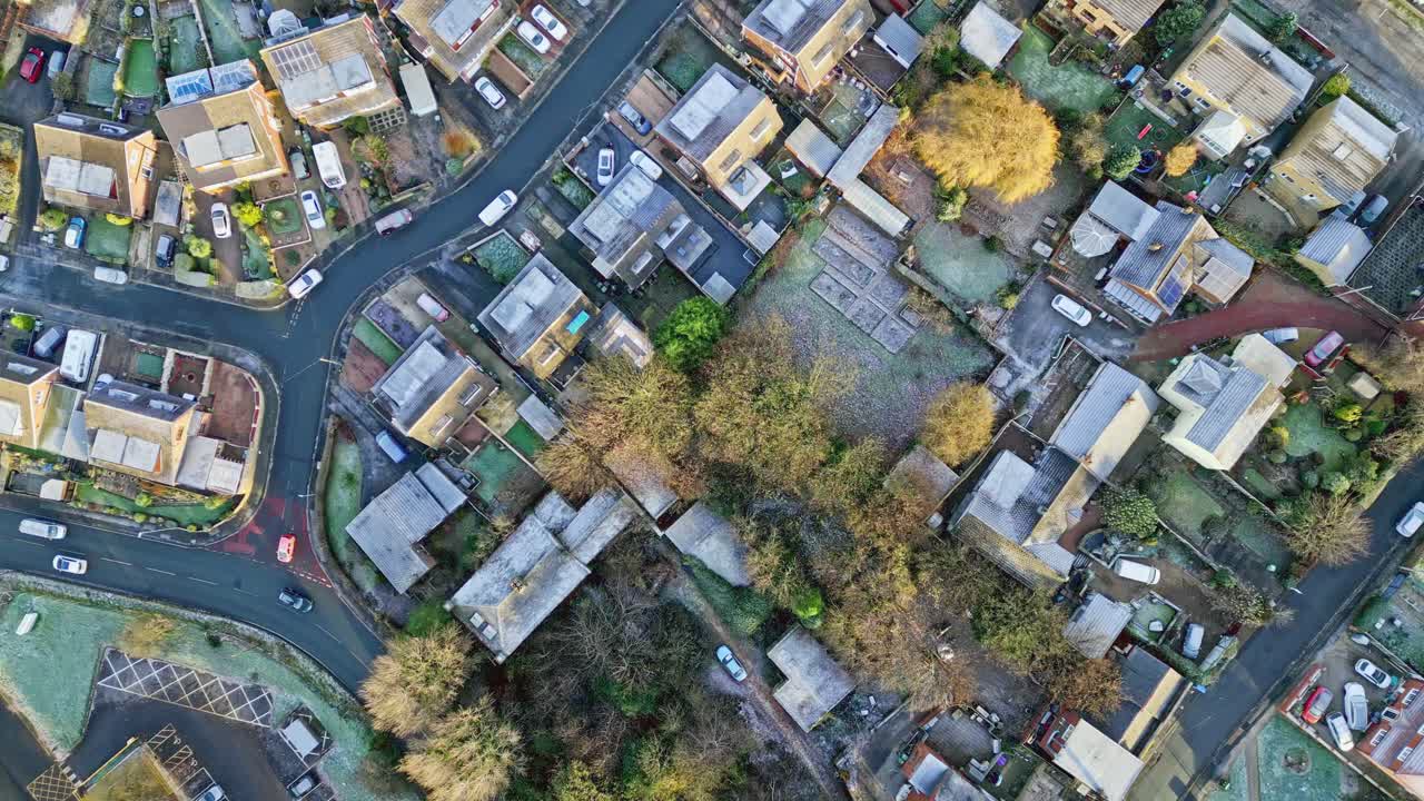 서리가 내린 요크셔 영국의 헤크먼드와이크 마을의 공중 영상으로 혼잡한 도로 교통과 붉은 벽돌집을 보여줍니다.