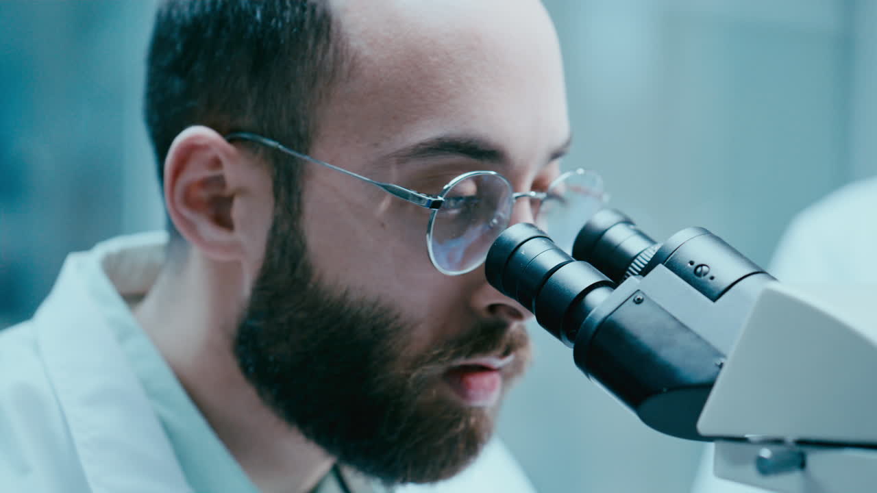 Tecnica di laboratorio e scienziato che conducono ricerche insieme