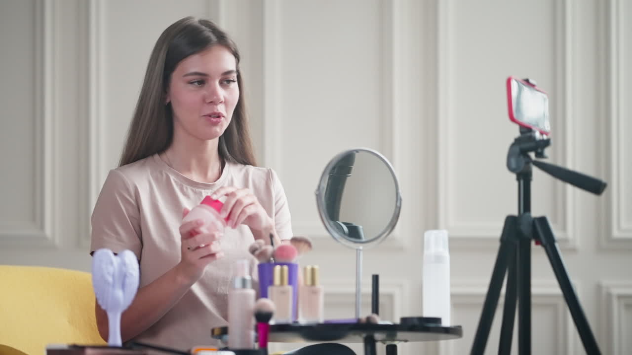 el vlogger de belleza muestra un nuevo producto de cuidado de la piel