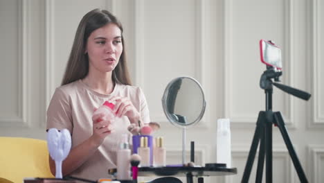 el vlogger de belleza muestra un nuevo producto de cuidado de la piel