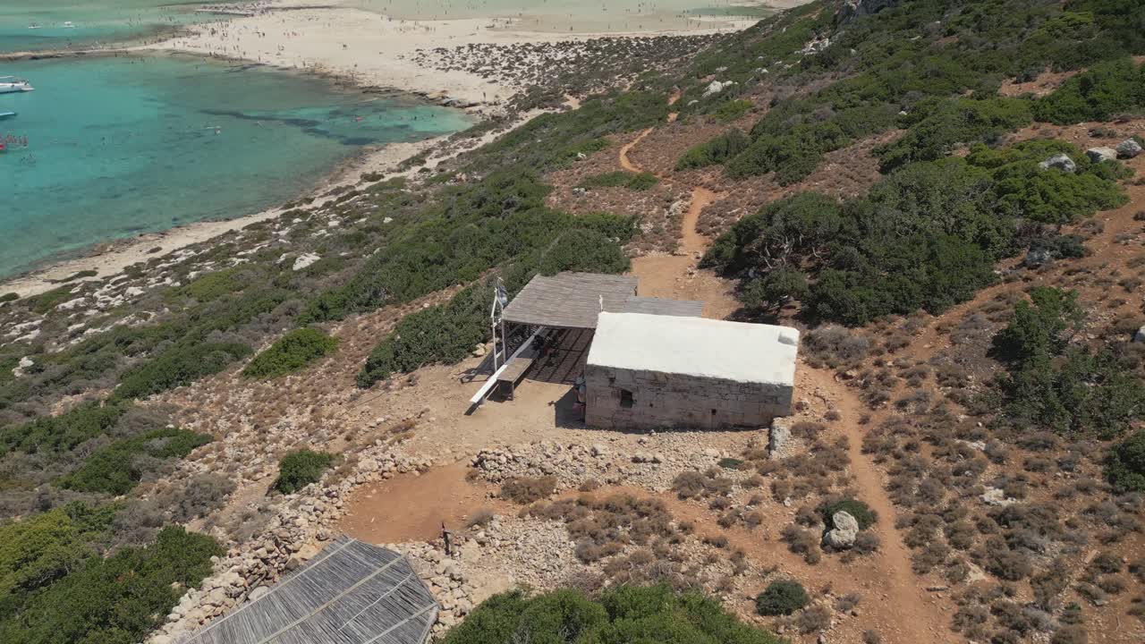 desvelando la playa de balos desde la capilla opuesta al otro lado de la bahía