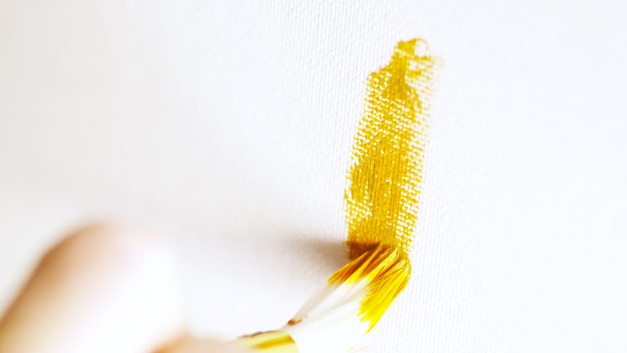 브러쉬 로 캔버스 에 노란색 페인트 를 붙이는 것