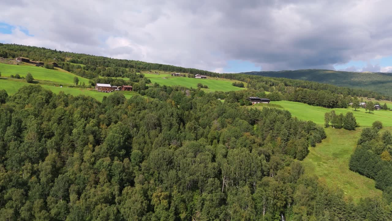노르웨이 의 베세게겐 에 있는 울창 한 숲 과 굴곡 한 언덕 들 의 공중 사진
