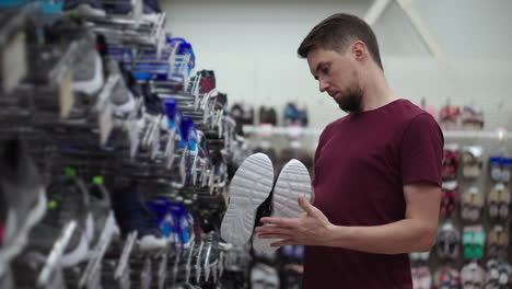 hombre comprando zapatos en una tienda