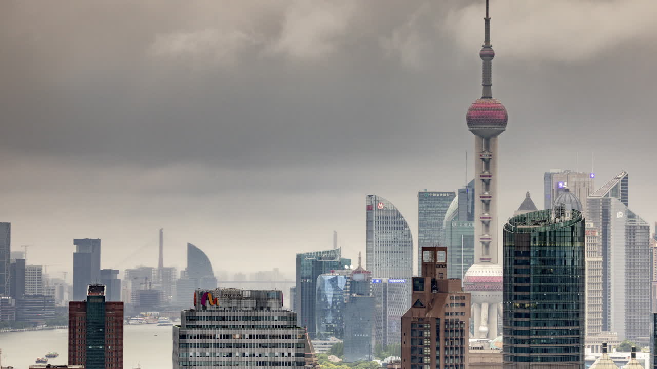 XANGAI, CHINA - 11 DE JUNHO DE 2025 : Timelapse do incrível horizonte da cidade de Xangai de um ponto de vista elevado em um dia nublado e com neblina