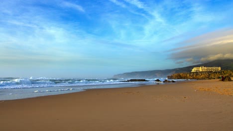 Playa-De-Guincho-Cerca-De-Cascais-Sintra-Estoril-En-Europa-Durante-El-Hermoso-Y-Vívido-Color-Del-Atardecer-Gran-Angular-Del-Océano-Atlántico