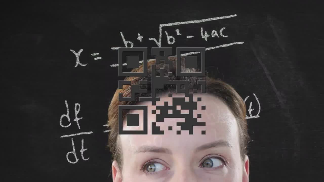 animación del código qr, ecuaciones matemáticas sobre la mujer de negocios caucásica.