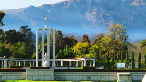 Monumento-Hugonote-En-Franschhoek,-Sudáfrica