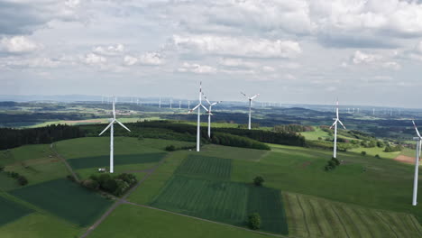 Vuelo-De-Drones-Sobre-Una-Planta-De-Energía-Eólica-En-Alemania