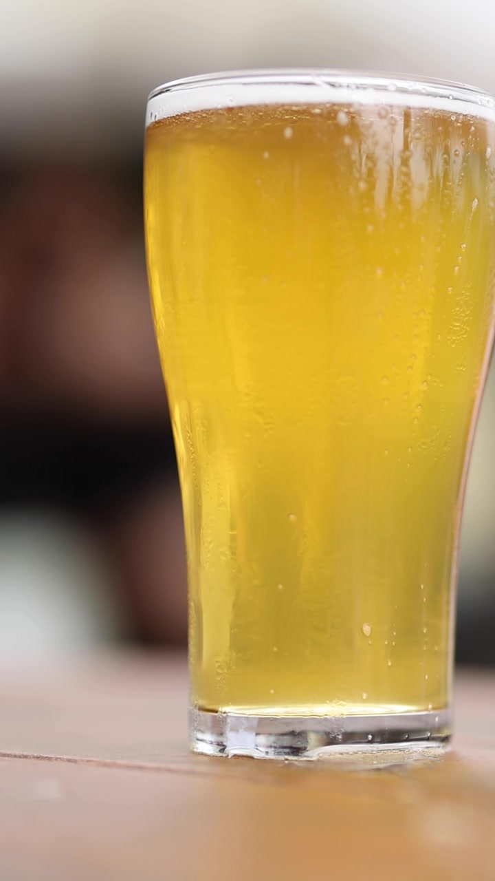 Un bicchiere pieno di birra che si svuota gradualmente