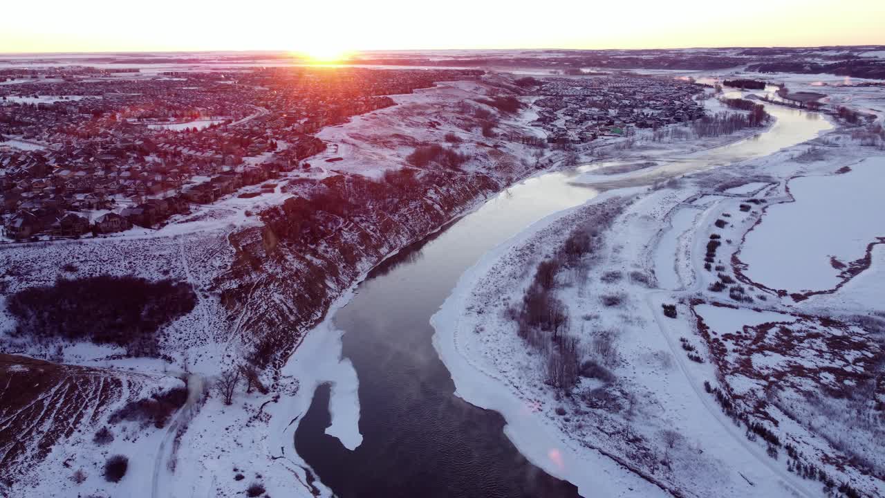 drone volador en calgary durante un hermoso amanecer de invierno con rayos de dios