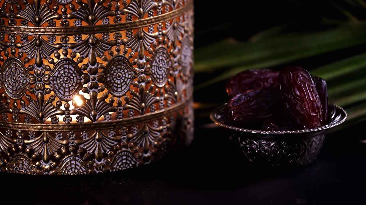 рамаданская концепция, финиковые фрукты и фонарь.