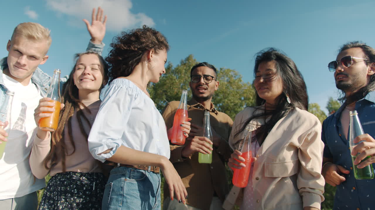 grupo de amigos divirtiéndose al aire libre