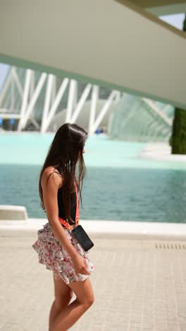 mujer caminando en un parque de la ciudad moderna