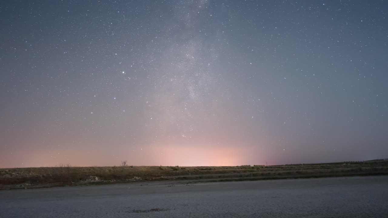 Statick shot of the Milky way rising in the night sky