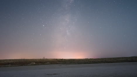 在夜空中升起的银河系的静态镜头