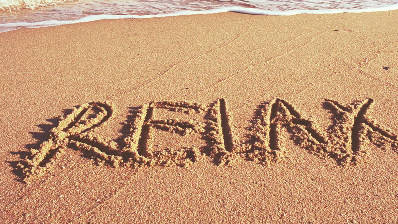Scriviamo parole sulla sabbia. Scritta relax sulla sabbia, la spiaggia. Scatto sulla spiaggia
