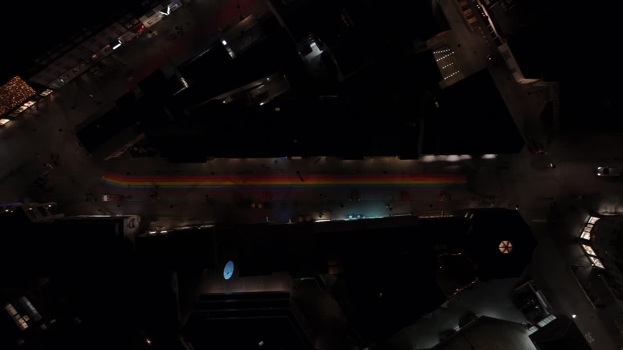 la carretera del arco iris en reykjavik, la capital de islandia, por la noche, de arriba hacia abajo