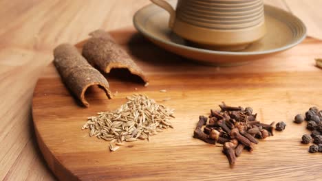 especias indias variadas y una taza