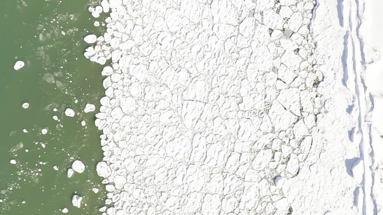 겨울에 반쯤 얼어붙은 호수 위를 비행하는 드론 영상