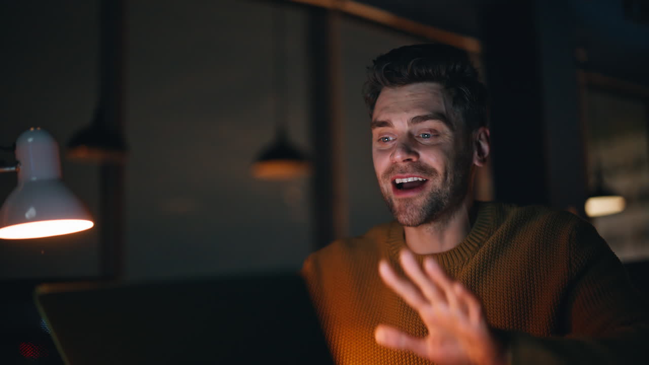 hombre trabajando en la computadora portátil por la noche