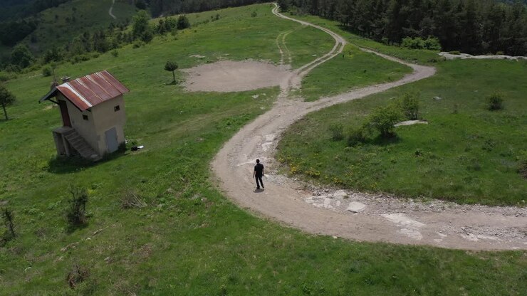 Ripresa orbitale di un uomo che cammina su un sentiero di montagna sui monti Rodopi, Bulgaria