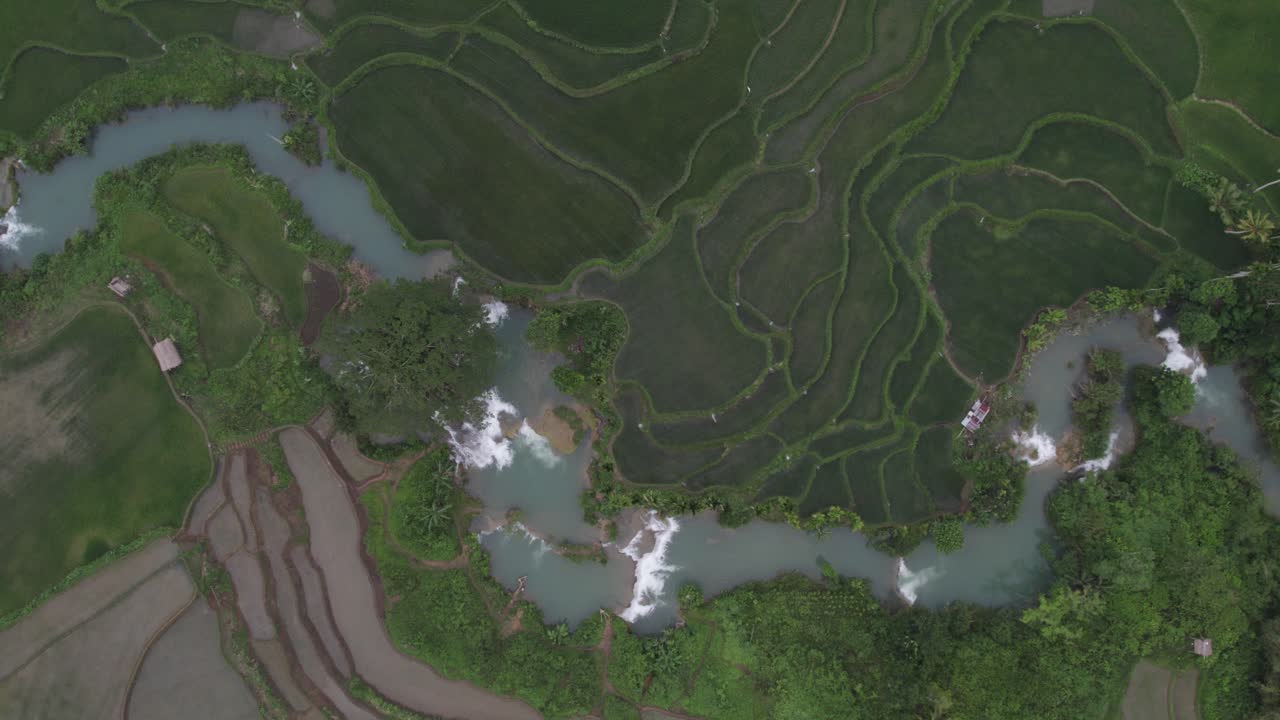 tomada de arriba hacia abajo de la cascada kacura en sumba durante un día nublado, desde el aire