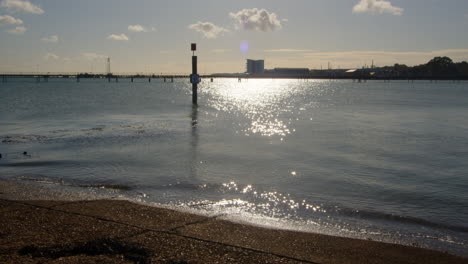 pista de hormigón en el pueblo de hythe marina con hythe en el fondo