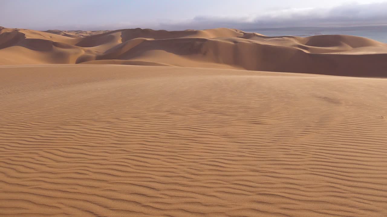 vista a través de las increíbles dunas de arena del desierto de namib a lo largo de la costa de esqueleto de namibia