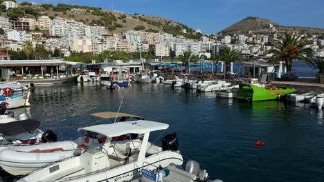 Puerto-De-Barcos-Turísticos-Anclados:-Hermosa-Ciudad-Costera-De-Saranda,-Su-Destino-Turístico-Ideal-Para-Vacaciones-De-Verano