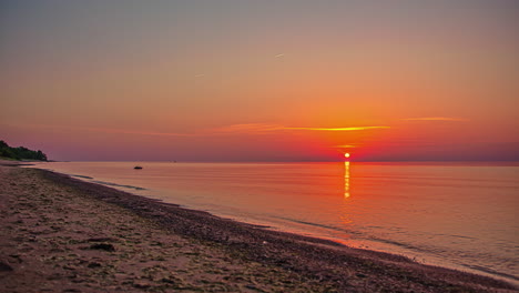 Timelapse-of-beautiful-tropical-sunrise-over-sea-and-shore