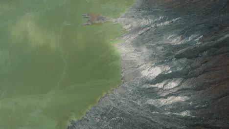 Top-View-Of-Green-Lake-And-Rugged-Crater-In-El-Chichonal-Volcano,-Chiapas,-Mexico---aerial-drone-shot