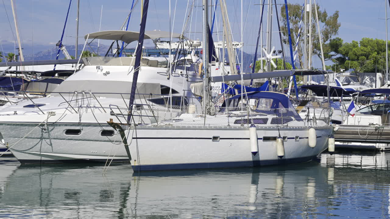 Barche ormeggiate nel porto turistico Marina Baie des Anges a Villeneuve-Loubet, Francia, alla luce del giorno