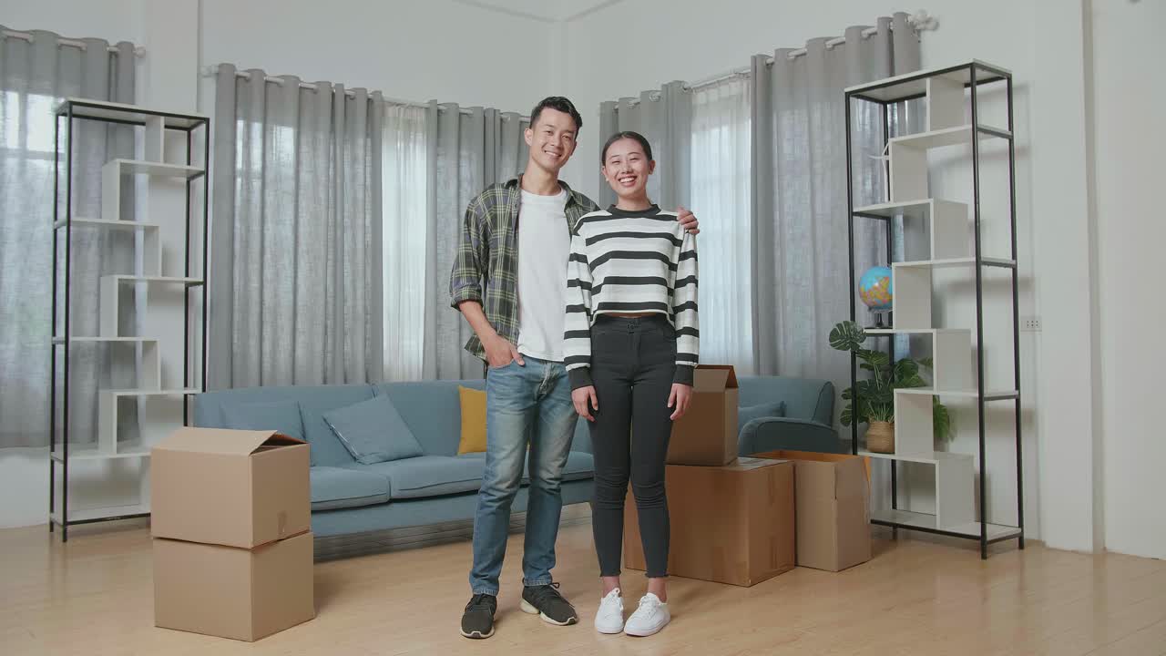 幸せな夫婦が新しい家に引っ越す