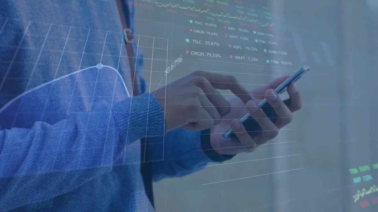 animación de estadística, procesamiento de datos del mercado de valores contra la sección media de un hombre que usa un teléfono inteligente