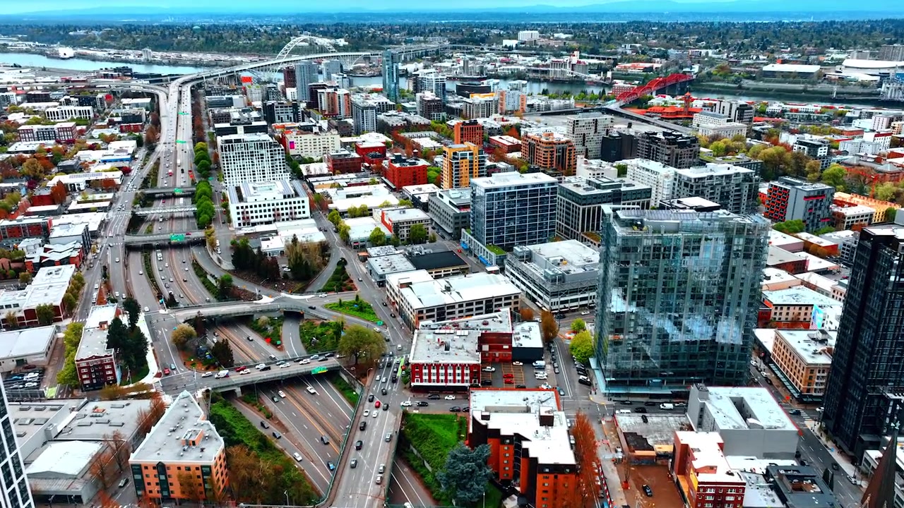 Volo sopra le autostrade a più corsie con cavalcavia. Panorama urbano di Portland, Oregon, USA.