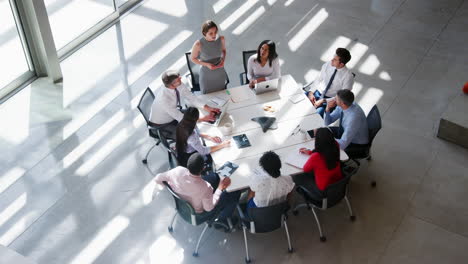 Gruppe-Von-Menschen-Bei-Einer-Besprechung-In-Einem-Modernen-Büro,-Erhöhte-Aussicht