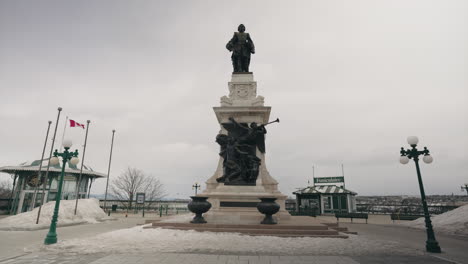 исторический памятник самуэль-де-шамплен в квебеке, канада, зимой