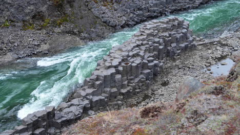 Grüner-Wasserfluss,-Der-In-Einer-Schlucht-Mit-Hohen-Basaltsäulen-Fließt