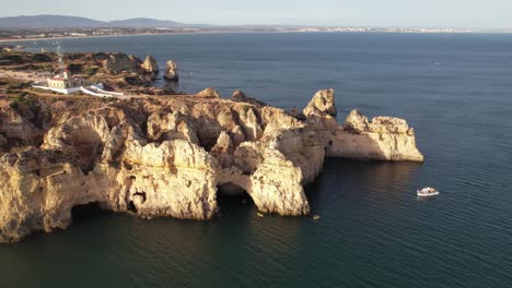 Vista-Aérea-De-Las-Formaciones-Rocosas-De-Ponta-Da-Piedade-En-Lagos,-Portugal