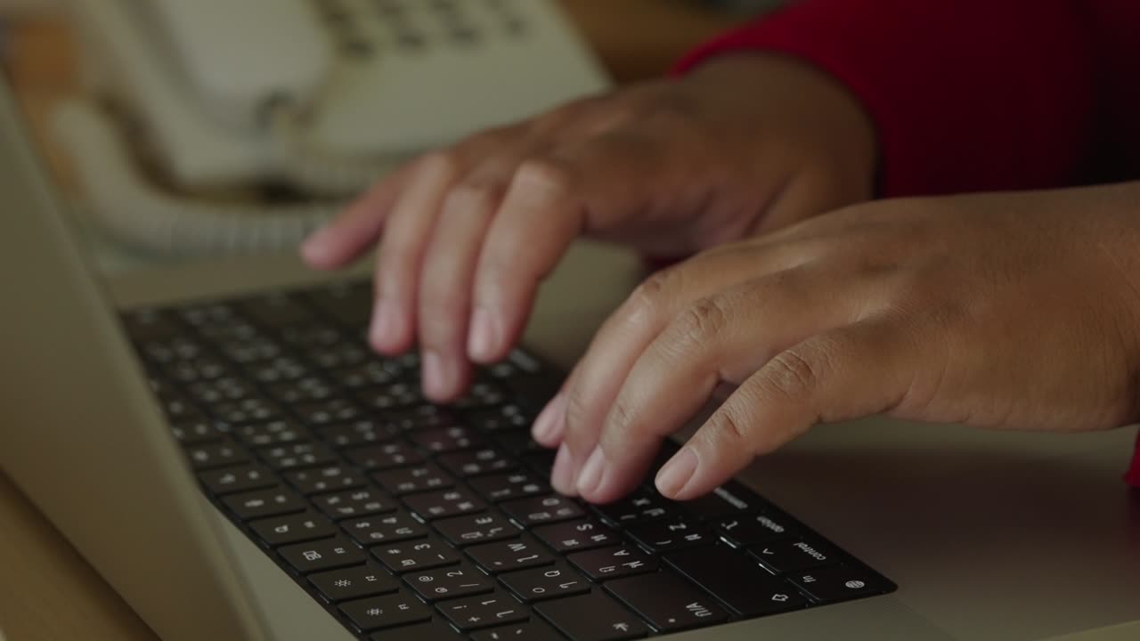 cerrar las manos de una mujer de negocios escribiendo investigación en la palabra clave de la computadora portátil e hizo un informe de negocios en el escritorio de la oficina por la noche.