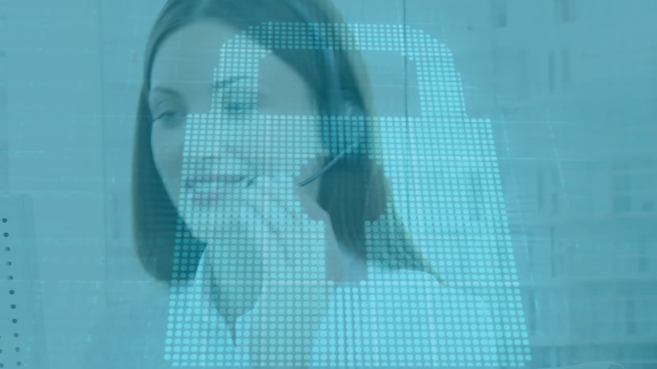 icono de candado de seguridad contra caucásica mujer ejecutivo de atención al cliente hablando por teléfono auricular