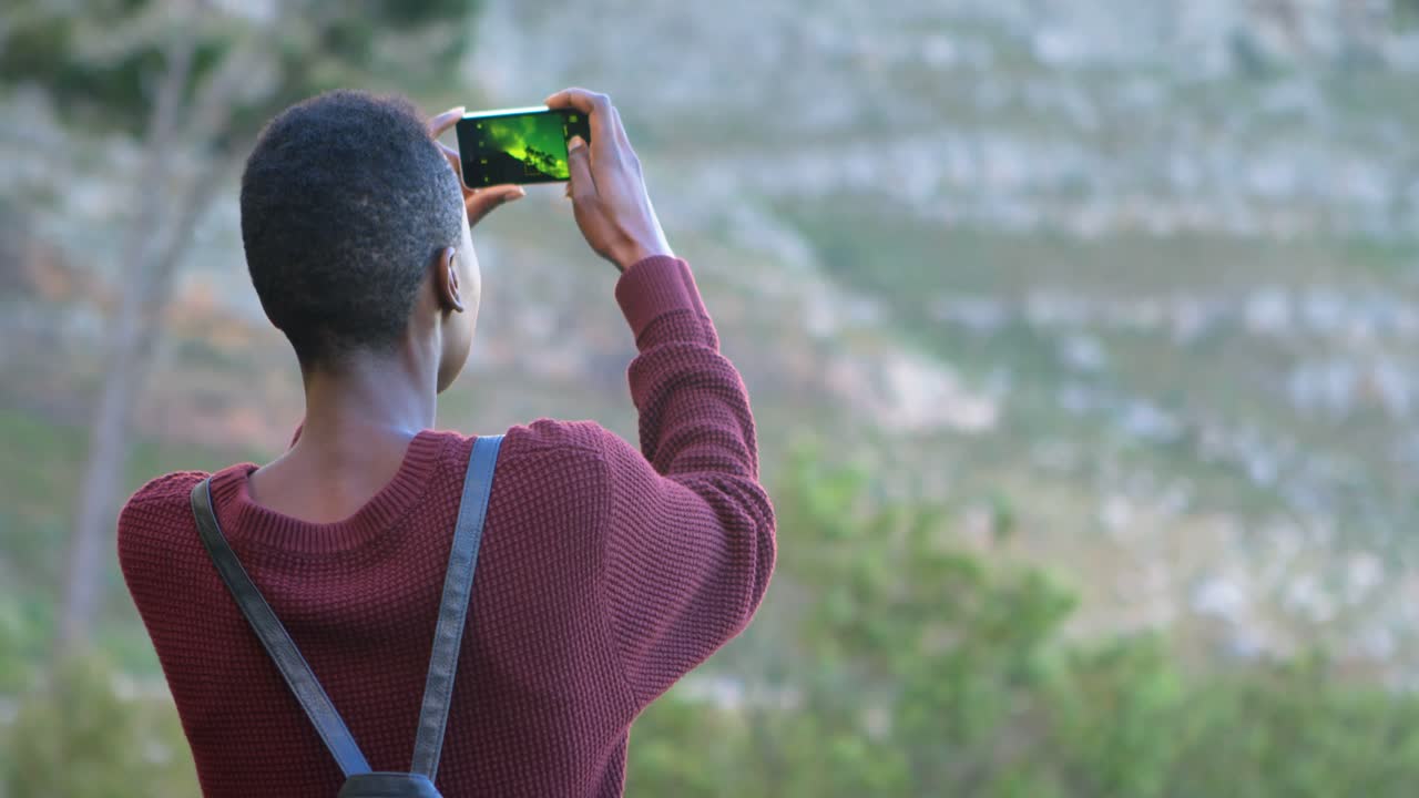 mujer haciendo clic en fotos con teléfono móvil en el campo 4k