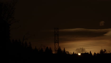 Helle-Sonne,-Die-Langsam-Aufgeht-Und-Im-Morgengrauen-Durch-Die-Wolken-Scheint---Statische-Aufnahme