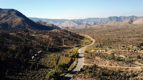 toma aérea de un automóvil conduciendo por una carretera en el parque nacional joshua tree, destino del desierto